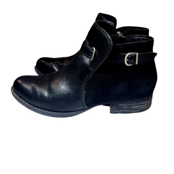 Born women's Black on Black Suede Leather Ankle Boots Side Zip Buckle Accent 8M - Picture 1 of 8